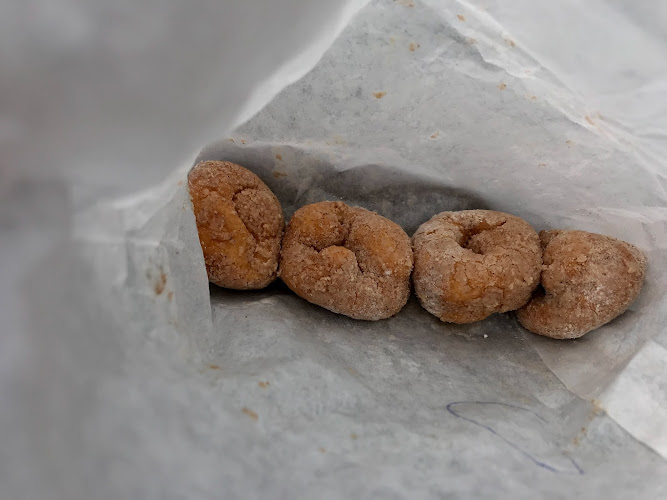 Lil’ Gen’s Donuts storefront