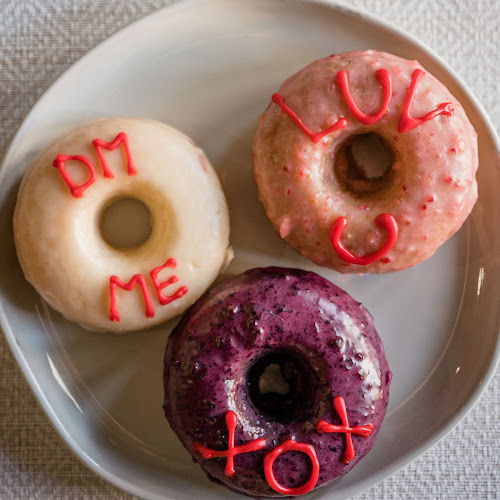 fōnuts bakery & donuts storefront