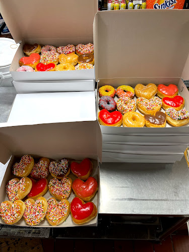 USA Donuts ( By Los Angeles Valley College ) storefront