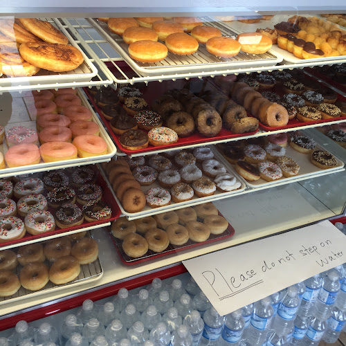 Donut Palace storefront