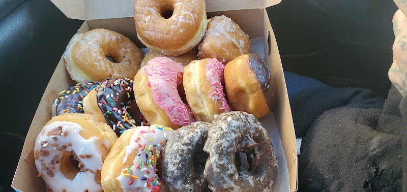 Angel’s Donuts storefront