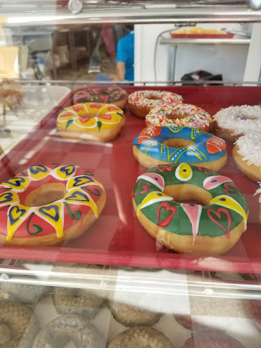 Royal Donuts storefront