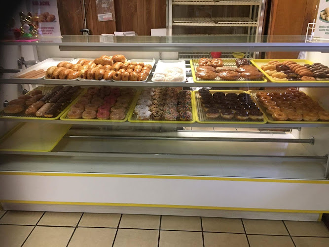 Snyder Donuts storefront