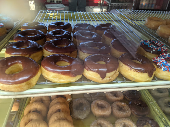 Donut Palace storefront