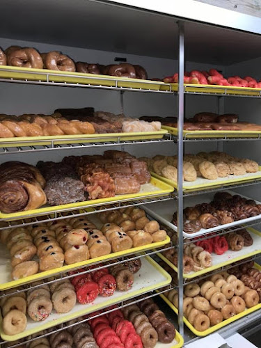 Daylight Donuts and Yellowstone Ice Cream storefront