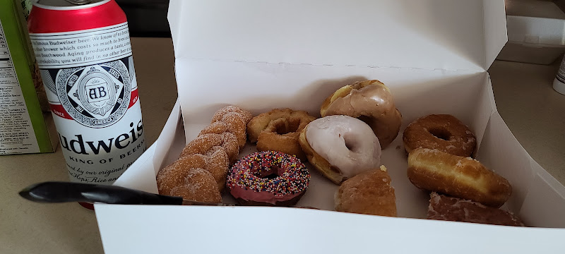 Donut Palace storefront