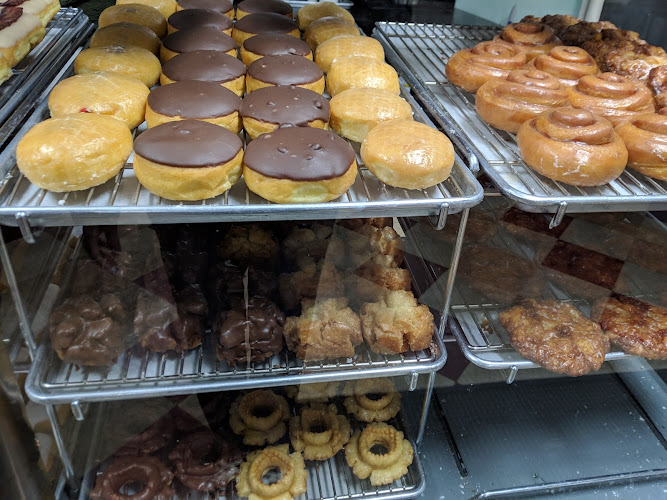 Lee Donuts storefront