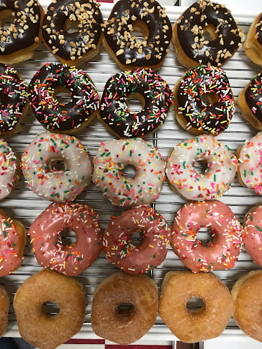 Donut Palace storefront