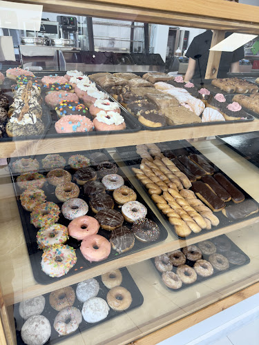 Mojo’s Donuts & Ice Cream storefront