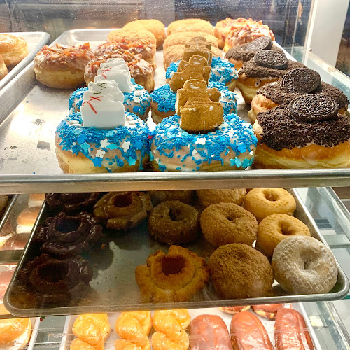 Mag’s Donuts & Bakery storefront