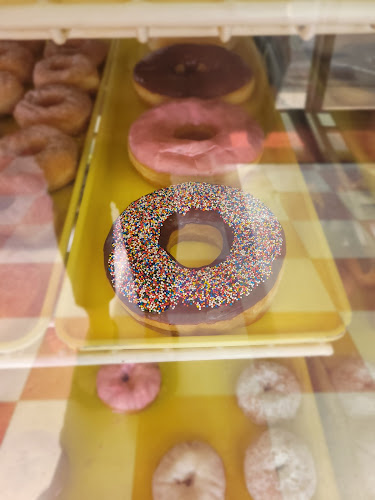 Donut Palace storefront